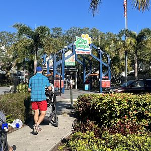 Zoo Entrance.  Probably the most crowded zoo I visited during the trip.
