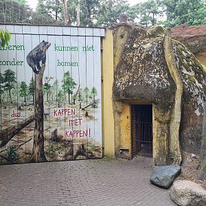 Spectacled bear signage (another pun)