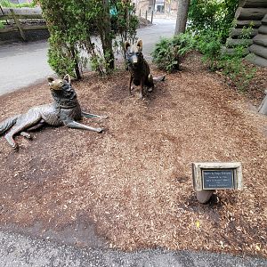 Cleveland Zoo - Wolf Lodge, exhit statue of Balto and Togo