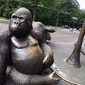 Gorilla statue 6.7.23