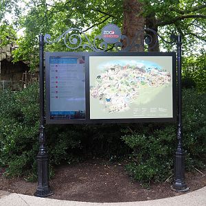 Sign with map and screen with day program, 2022-07-10