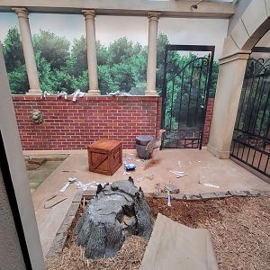 Columbus Zoo - Animal Encounters Village, red-legged seriema indoors