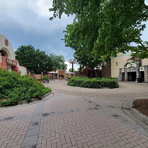 Toledo - Tembo Trail on left, Reptile House on right