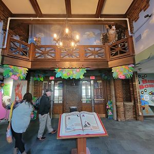 Toledo Zoo, Aviary - Theatre-themed exit area