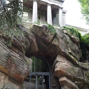 Entrance to the aquarium, with Komodo dragon section of the reptile house above, 2022-07-10