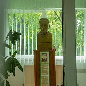 statue of the founder Crisan