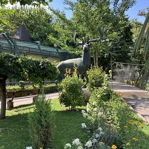 The fallow deer statue.