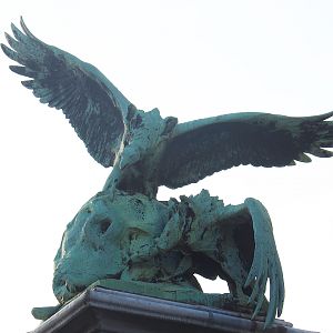 Vulture statue on top of entrance, 2022-09-04