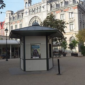 Ticket booth and part of gift shop with Antwerp Central Station in the background, 2022-09-04
