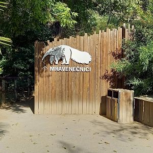 Sign toward Giant anteater-indoor enclosure