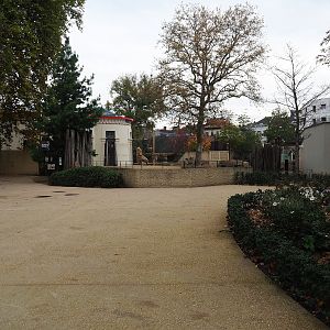 Zoo view towards giraffe paddock and access to viewing area on top of the pig house, 2022-10-29