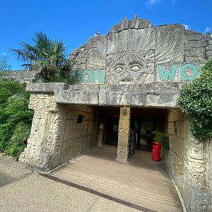 Entrance to indoor area 140923