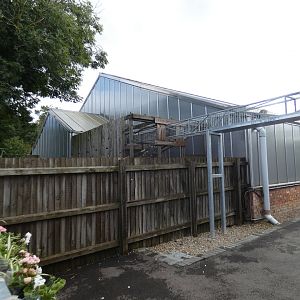 Tunnel from tropical house to lemur walk-through