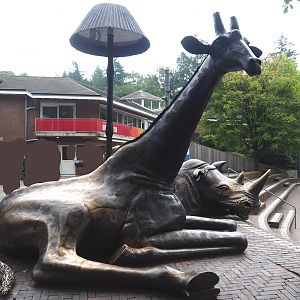 Giraffe and rhinoceros statues at the entrance, 2023-10-07