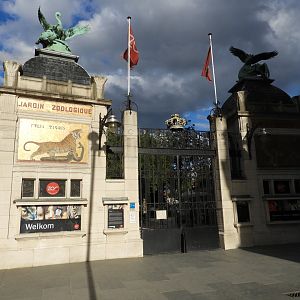 [2017] Entrance gates after closing time