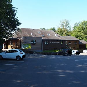 Parking lot and Crête des cerfs ('Deer Ridge') restaurant building, 2023-06-24