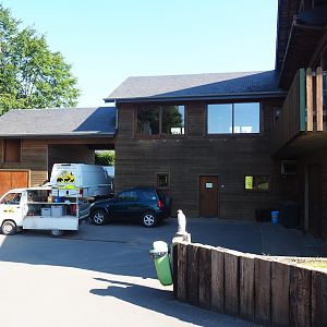 Service area next to restaurant building, 2023-06-24