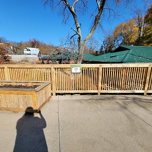 Akron Zoo - "Quiet area" doesn't even have a bench, just a fence at the exit of the building