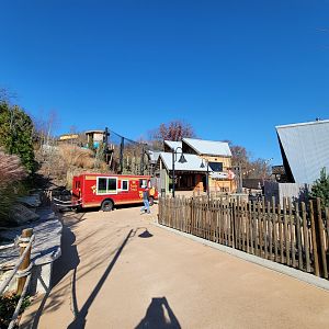 Akron Zoo - Gibbons ahead