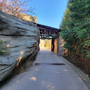 Akron Zoo - Grizzly Ridge path around otters