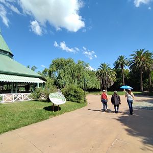 Restaurant and pathways - Temaiken