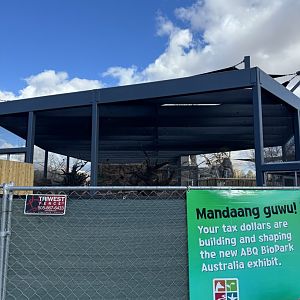 Lorikeet exhibit entrance view