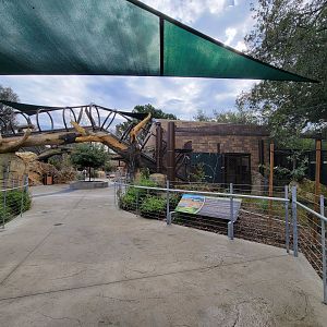 OC Zoo - Between jaguar exhibits