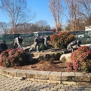 Chattanooga Zoo - Chimpanzee sculptures at entrance