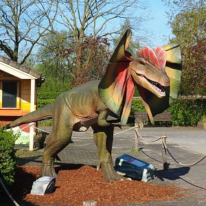 Dinosaur Weeks - Dilophosaurus statue with stupid Jurassic Park neck frill, 2023-04-30