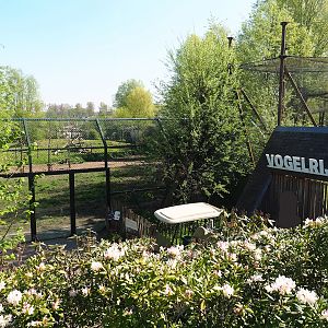 Eurasian grey wolf viewing area and entrance to Vogelrijk/Bird Kingdom aviary, 2023-04-30