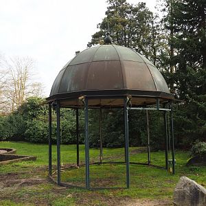Remains of former members service kiosk, 2024-03-04