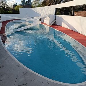 Lubetkin Penguin Pool with fountain