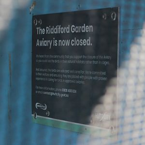 Sign for closure of Riddiford Garden Aviary