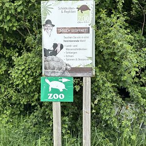 Signage towards the Schildkröten und Reptilien Zoo Neu-Ulm