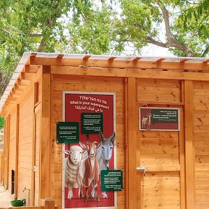 New Petting Zoo area - Sleeping pan + fun sign