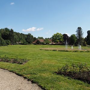 Meadow, pond with fountains and rose gardens between the bird show area and the Rosencafé, 2024-05-23