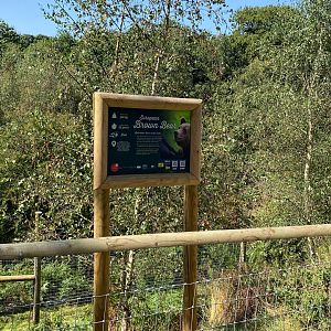 Jimmy's farm, brown bear signage