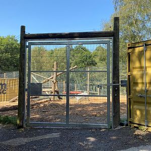 Jimmys farm, brown bear house, gate access