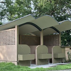 Giraffe Barn - open structure