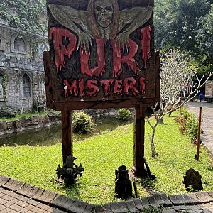 Haunted House Sign
