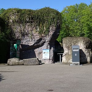 Common seal enclosure