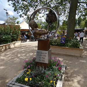 Statue to Peter Sampson