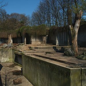 Old concrete Kodiak bear exhibit (Now replaced by modern bear exhibit), 2007-04-01