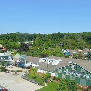 Turtle Back Zoo Entrance and Reptile House Overview