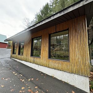 Red panda & Black-and-white ruffed lemur indoor housing