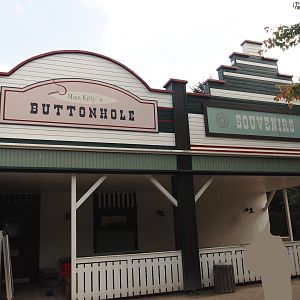 Themed buildings next to Alaska diner, 2024-08-05