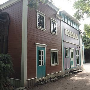 Alaska village themed buildings around Alaska Ice Adventure simulator, 2024-08-05