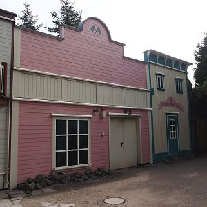 Alaska village themed buildings around Alaska Ice Adventure simulator, 2024-08-05