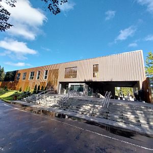 Second entrance (parking lot)