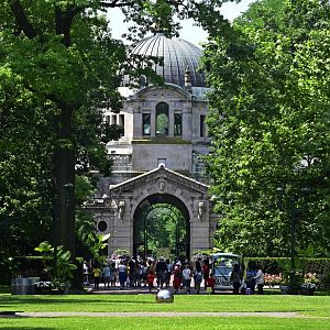 Astor Court - Zoo Center